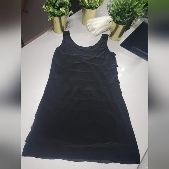 INTERNATIONAL INC Jolie petite robe noire avec superposition de tissus - Picture 5 of 6